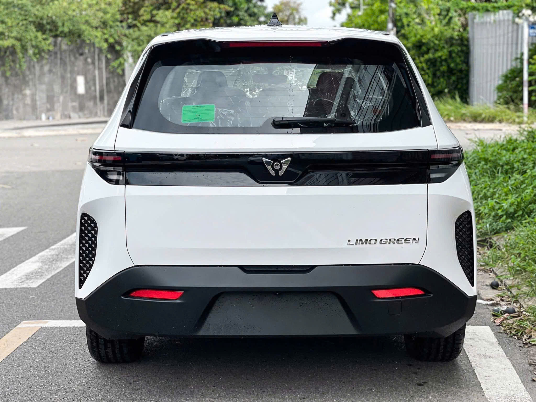 Limo Green màu trắng logo nhận diện thương hiệu mới